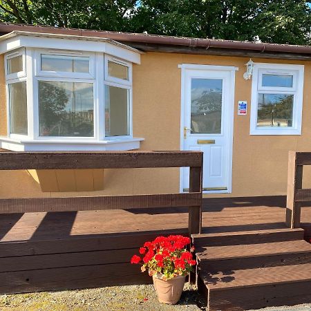 1-Bedroom Semi-Detached Chalet In Uddingston, Glasgow Bagian luar foto