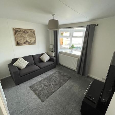 1-Bedroom Semi-Detached Chalet In Uddingston, Glasgow Bagian luar foto