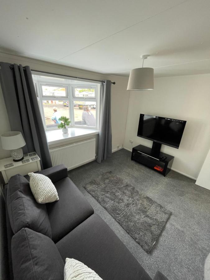 1-Bedroom Semi-Detached Chalet In Uddingston, Glasgow Bagian luar foto