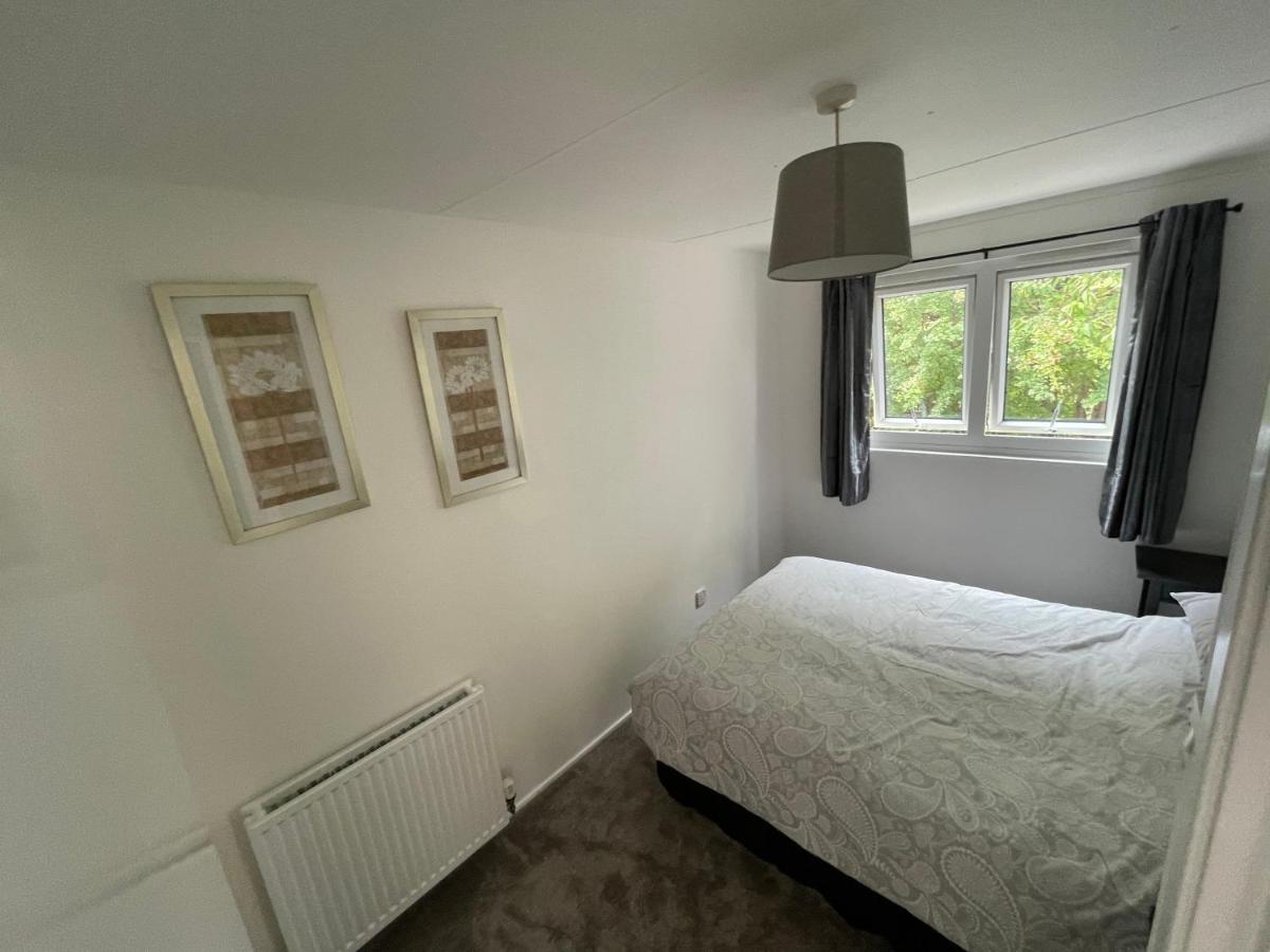 1-Bedroom Semi-Detached Chalet In Uddingston, Glasgow Bagian luar foto