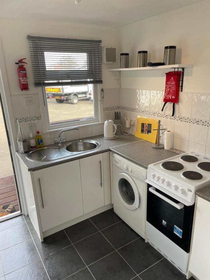 1-Bedroom Semi-Detached Chalet In Uddingston, Glasgow Bagian luar foto