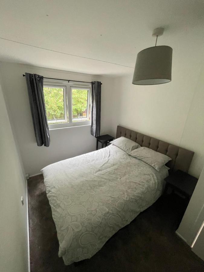 1-Bedroom Semi-Detached Chalet In Uddingston, Glasgow Bagian luar foto