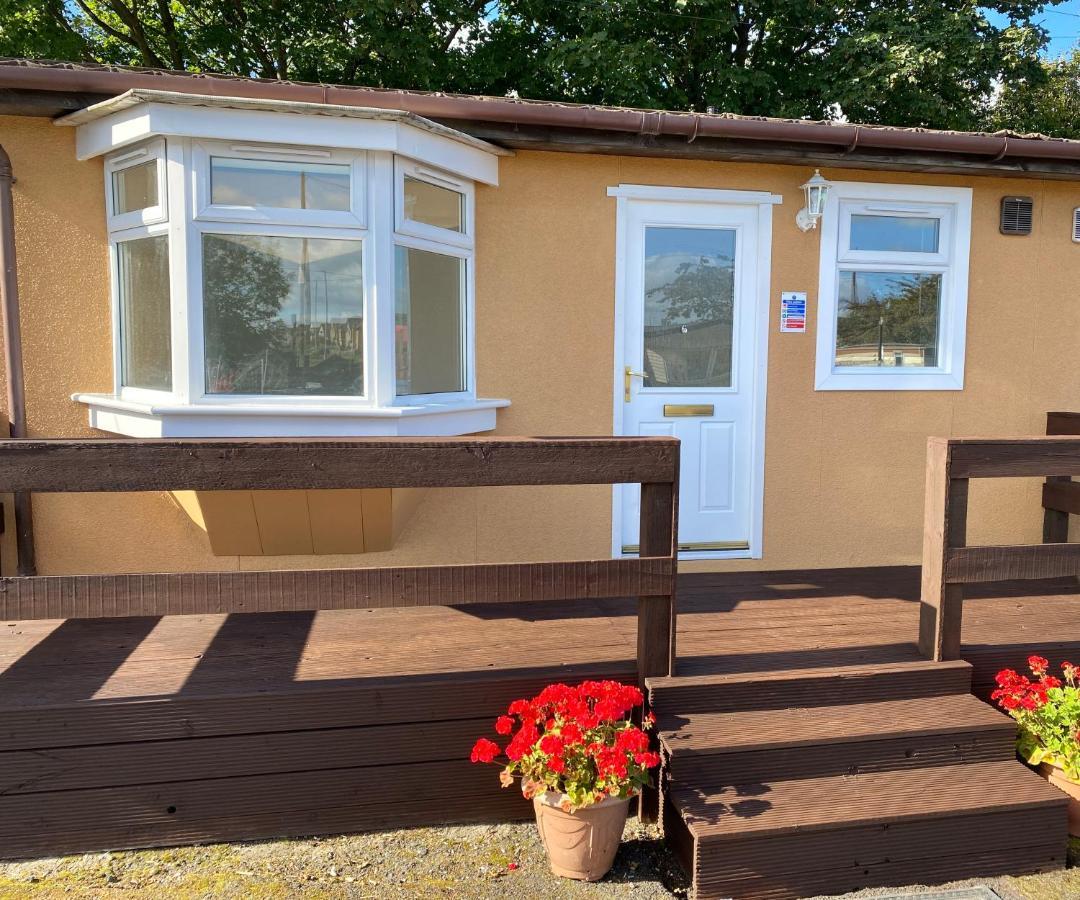 1-Bedroom Semi-Detached Chalet In Uddingston, Glasgow Bagian luar foto