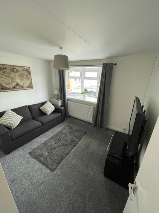 1-Bedroom Semi-Detached Chalet In Uddingston, Glasgow Bagian luar foto