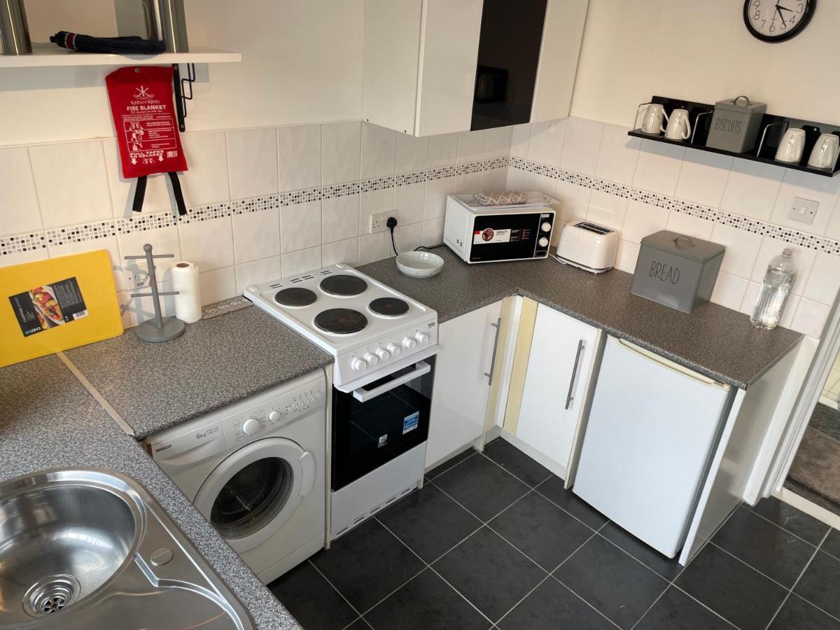 1-Bedroom Semi-Detached Chalet In Uddingston, Glasgow Bagian luar foto
