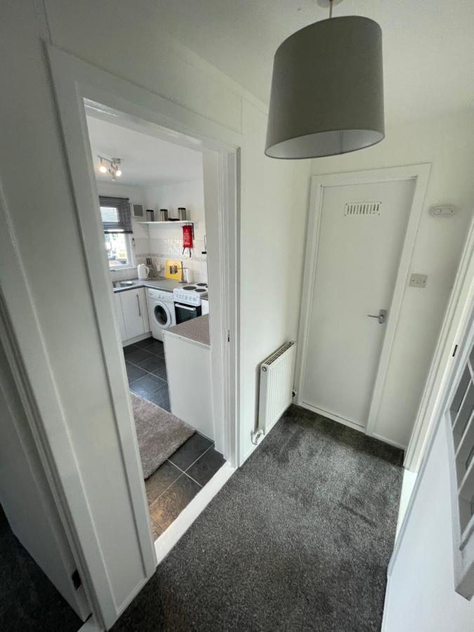 1-Bedroom Semi-Detached Chalet In Uddingston, Glasgow Bagian luar foto