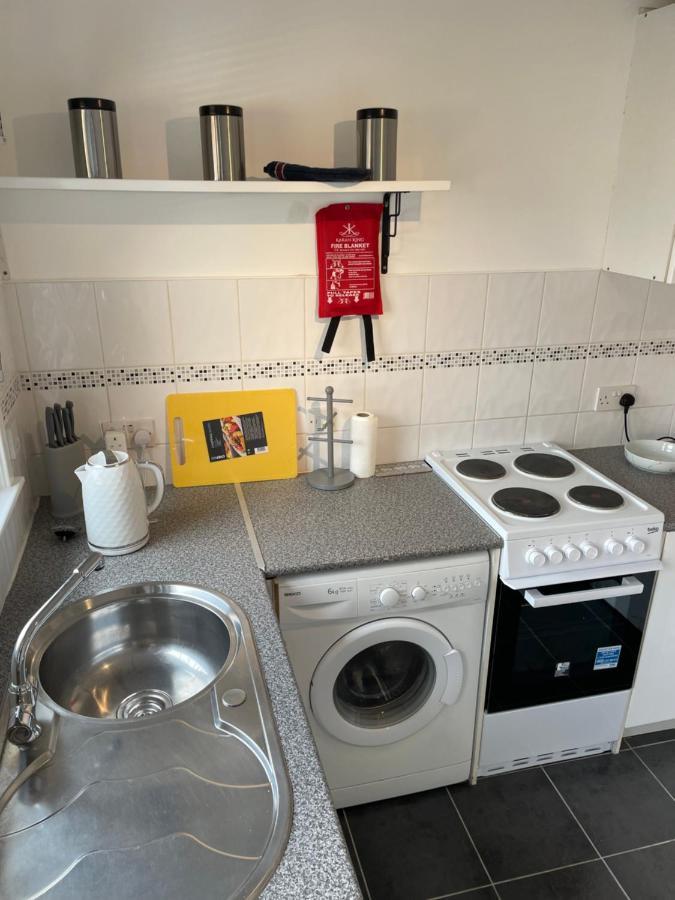 1-Bedroom Semi-Detached Chalet In Uddingston, Glasgow Bagian luar foto