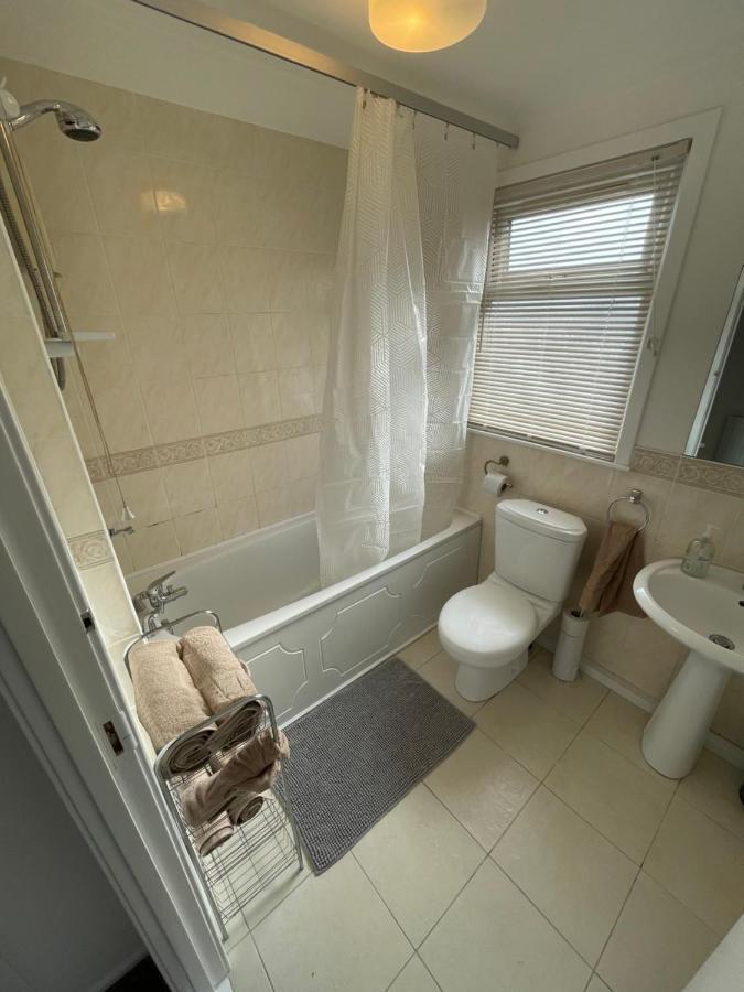 1-Bedroom Semi-Detached Chalet In Uddingston, Glasgow Bagian luar foto